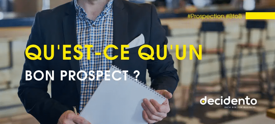 Homme en costume avec bloc-notes en main.