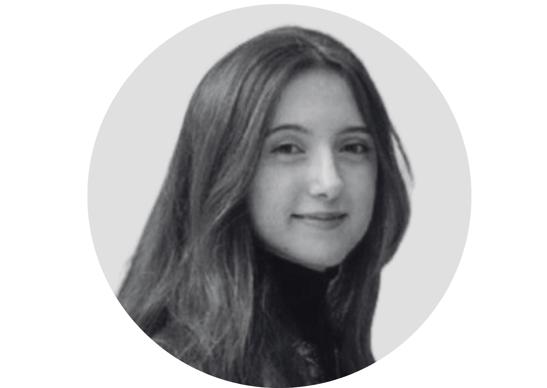 Portrait d'une femme souriante en noir et blanc.