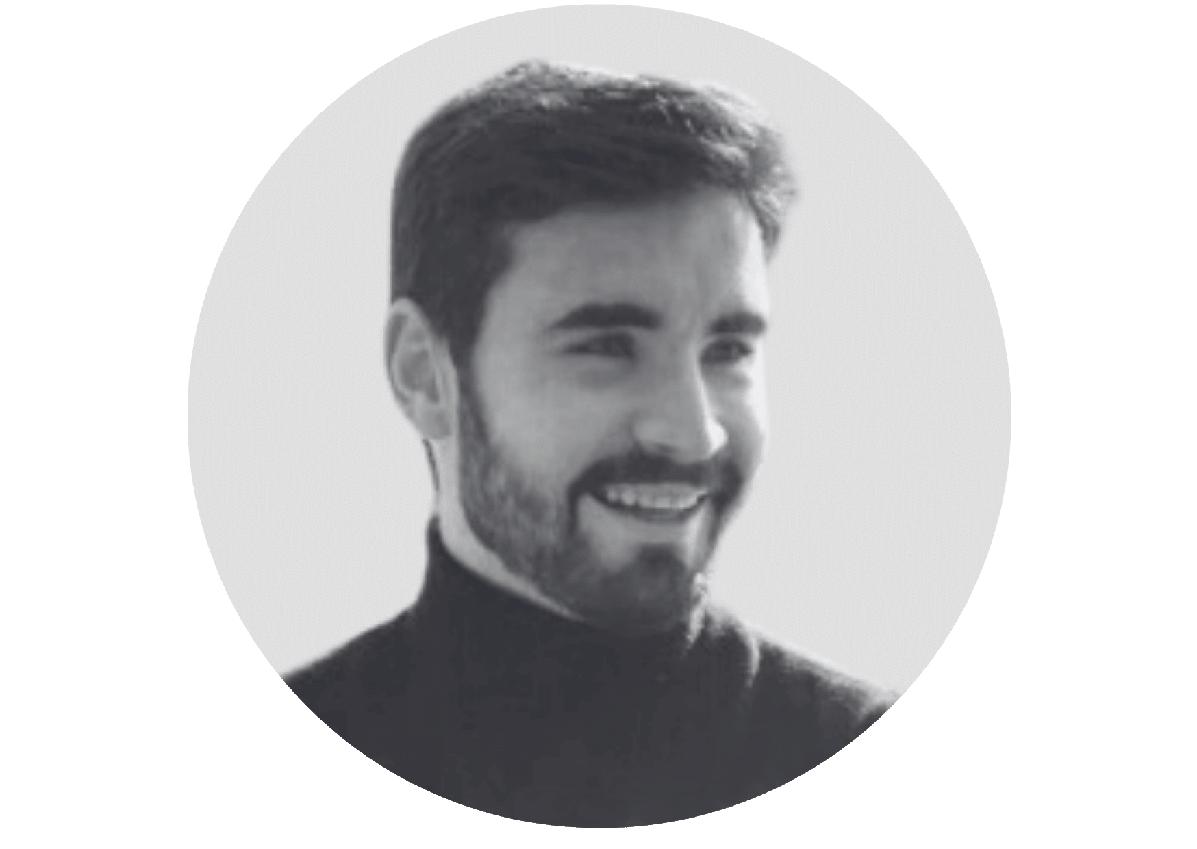 Portrait d'un homme souriant en noir et blanc.