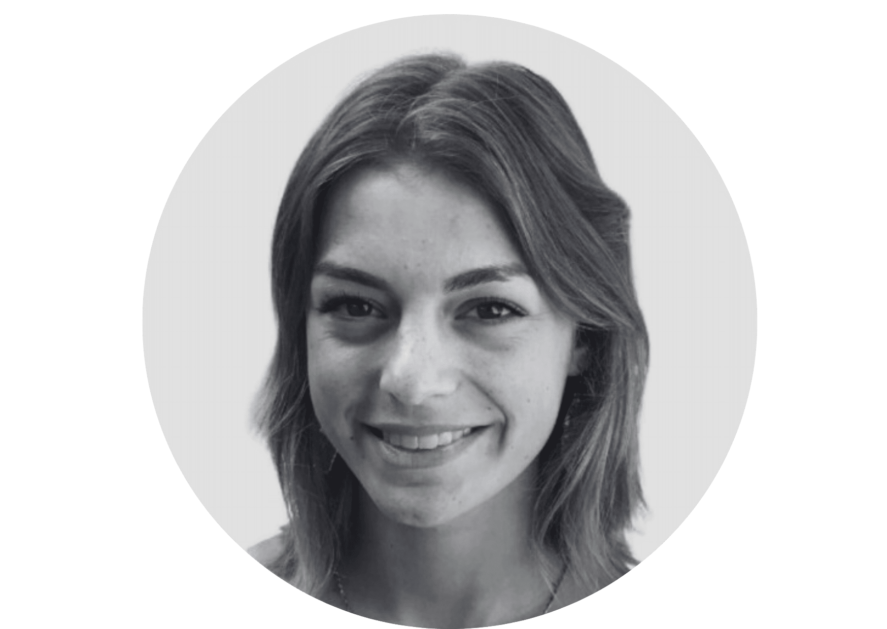 Photo portrait en noir et blanc d'une femme souriante.
