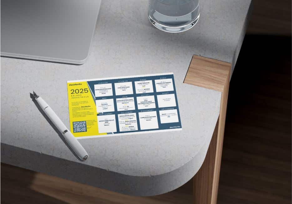 Calendrier 2025 des salons industriels, table et stylo.