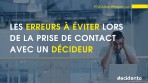 Homme stressé devant ordinateur bureau.