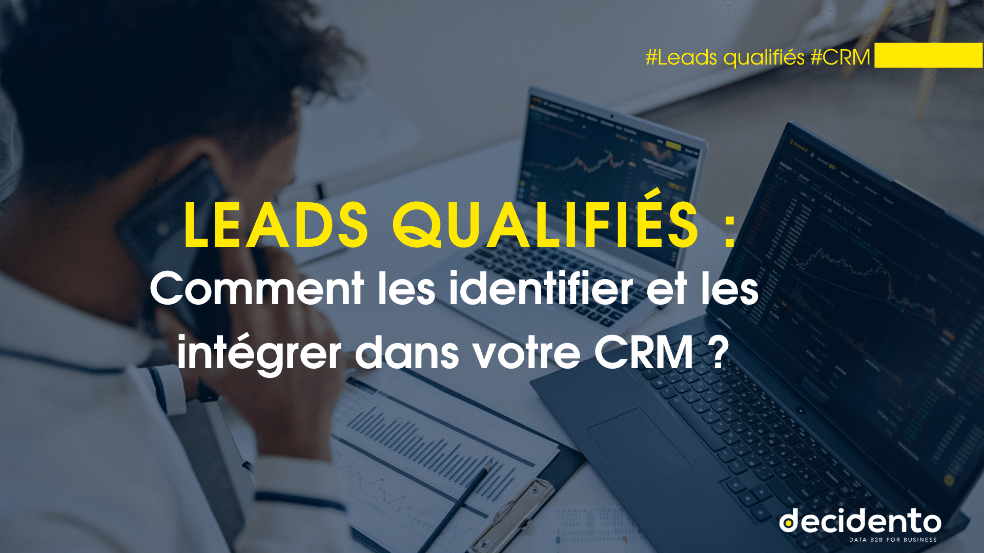 Homme téléphone, graphiques d'analyse sur ordinateurs.