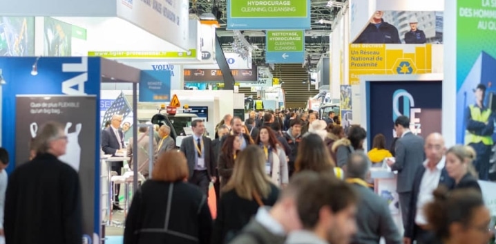 capture d’écran 7 11 2025 163238 www.bing.com Salon professionnel bondé avec divers stands d'exposition.