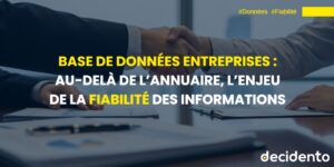 Deux personnes se serrent la main sur un bureau.