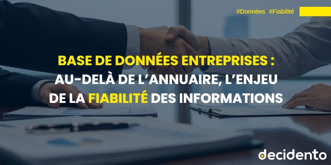 Deux personnes se serrent la main sur un bureau.