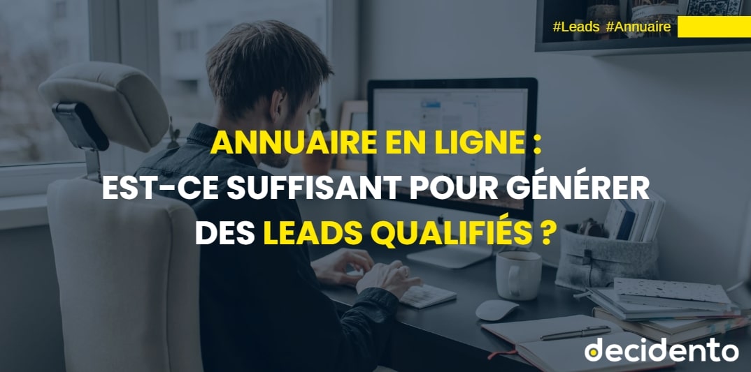 Personne travaillant sur ordinateur dans un bureau.