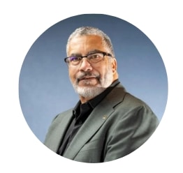 capture d’écran 29 1 2026 153839 www.canva.com Homme barbu portant un costume et des lunettes.