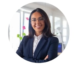 capture d’écran 29 1 2026 155358 www.canva.com Femme souriante en costume dans un bureau.