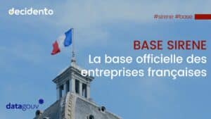 Drapeau français sur bâtiment, texte Base Sirene.